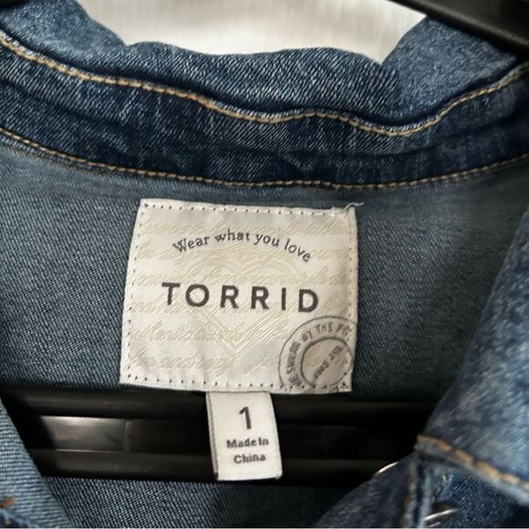 Torrid Womens size 1 Denim‎ Trucker Jacket Medium Wash Stretch Pockets - Picture 15 of 16